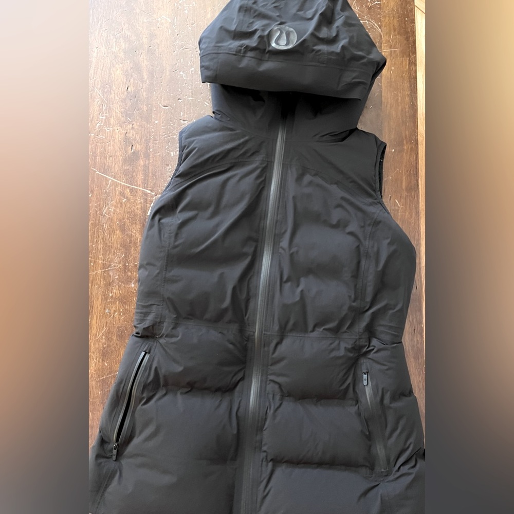 Lululemon: Black Down Vest Sz 10 Sleet Street LIKE NEW